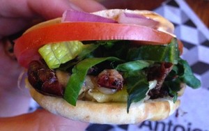 Mau Cicip Burger Jangkrik yang Renyah Lezat Ini?
