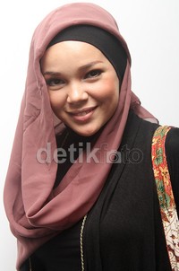 Dewi Sandra cantik berhijab. Gus Mun/detikHOT.