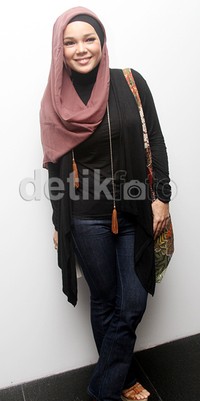 Ia tampil simple mengenakan hijab polos dan busana hitam dipadukan dengan celana denim. Gus Mun/detikHOT.