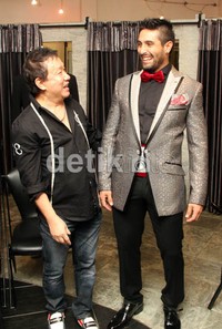 Jas yang dipakai Gaston saya tambahin batu swarovski 20 karat di bagian kancing. Ada sekitar 10 swarovski di satu jas, tutur sang desainer.