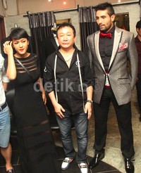 Perempuan yang akrab disapa Jupe tersebut menemani Gaston melakukan fitting baju yang akan dikenakannya saat acara lamaran nanti.