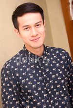 Pose Cool Herjunot Ali