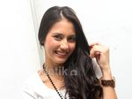Pevita Pearce Cantik dengan Rok Mini