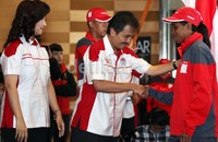 Roy Suryo menyalami para atlet.