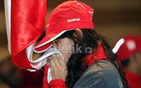 Seorang atlet wanita tampak mencium bendera merah putih.
