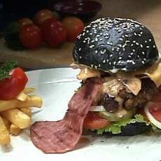 Yakuza Black Burger Cocok Bagi Penggemar Makanan Pedas
