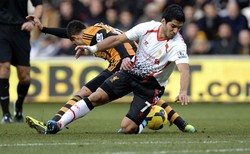 Luis Suarez berebut bola dengan Jake Livermore. Reuters/Nigel Roddis.