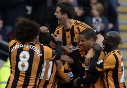 Jake Livermore merayakan gol bersama rekan-rekannya. Dalam pertandingan ini, Livermore membobol gawang Liverpool di menit ke-20. Reuters/Nigel Roddis.