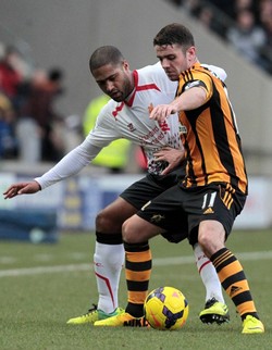Johnson berusaha merebut bola dari Robbie Brady. AFP/Lindsey Parnaby.