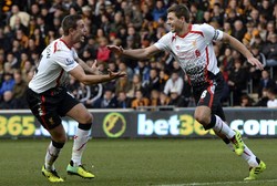 Steven Gerrard merayakan gol bersama Jordan Henderson. Kapten Liverpool itu membobol gawang Hull di menit ke-27. Reuters/Nigel Roddis.