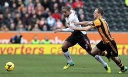 David Meyler berusaha menghentikan serangan Glen Johnson. Dalam pertandingan ini, David Meyler berhasil menambah keunggulan buat Hull di menit ke-72. AFP/Lindsey Parnaby.