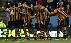 Para pemain Hull merayakan kemenangan. Dalam pertandingan ini, mereka mampu mencetak tiga gol melalui Jack Livermore, David Meyler, dan bunuh diri Martin Skrtel. Reuters/Nigel Roddis.