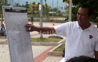 Sebelum slalom, dimulai, panitia menjelaskan terlebih dulu rute yang harusdiikuti agar tidak didiskualifikasi.
