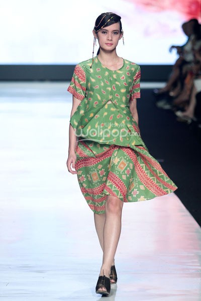 Jakarta, Indonesia - 24 Oktober 2013. Carmanita The Purity Of A Harmony. FASHION COUNCIL presents LPM GRADUATES. Jakarta Fashion Week 2014 at Senayan City. Jakarta. [Foto: Mohammad Abduh/Wolipop]