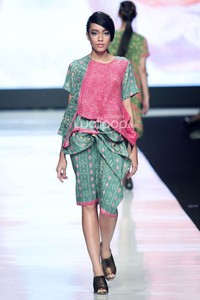 Jakarta, Indonesia - 24 Oktober 2013. Carmanita The Purity Of A Harmony. FASHION COUNCIL presents LPM GRADUATES. Jakarta Fashion Week 2014 at Senayan City. Jakarta. [Foto: Mohammad Abduh/Wolipop]