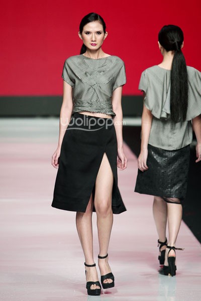 Jakarta, Indonesia - 24 Oktober 2014. Andreas Odang Broken Vow. FASHION COUNCIL presents LPM GRADUATES. Jakarta Fashion Week 2014 at Senayan City. Jakarta. [Foto: Mohammad Abduh/Wolipop]