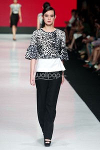 Jakarta, Indonesia - 24 Oktober 2014. Andreas Odang Broken Vow. FASHION COUNCIL presents LPM GRADUATES. Jakarta Fashion Week 2014 at Senayan City. Jakarta. [Foto: Mohammad Abduh/Wolipop]