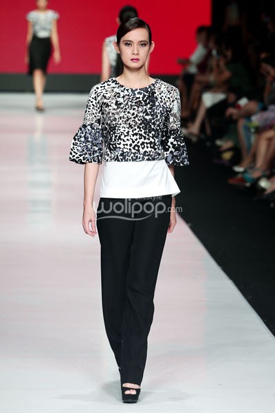 Jakarta, Indonesia - 24 Oktober 2014. Andreas Odang Broken Vow. FASHION COUNCIL presents LPM GRADUATES. Jakarta Fashion Week 2014 at Senayan City. Jakarta. [Foto: Mohammad Abduh/Wolipop]