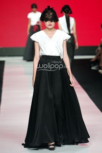 Jakarta, Indonesia - 24 Oktober 2014. Andreas Odang Broken Vow. FASHION COUNCIL presents LPM GRADUATES. Jakarta Fashion Week 2014 at Senayan City. Jakarta. [Foto: Mohammad Abduh/Wolipop]