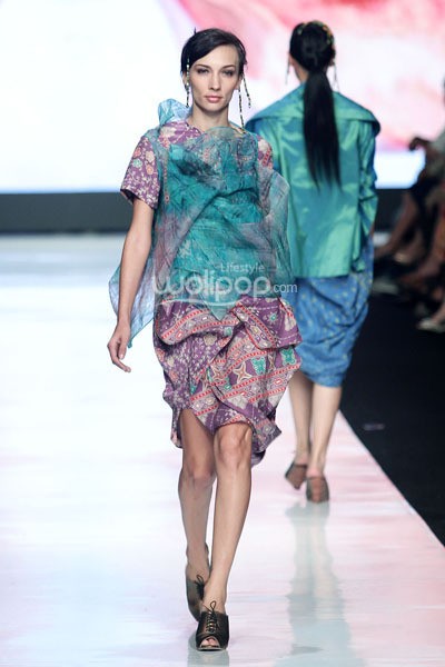 Jakarta, Indonesia - 24 Oktober 2013. Carmanita The Purity Of A Harmony. FASHION COUNCIL presents LPM GRADUATES. Jakarta Fashion Week 2014 at Senayan City. Jakarta. [Foto: Mohammad Abduh/Wolipop]