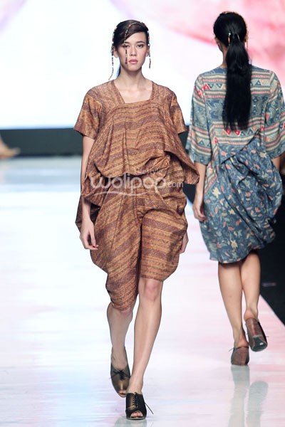 Jakarta, Indonesia - 24 Oktober 2013. Carmanita The Purity Of A Harmony. FASHION COUNCIL presents LPM GRADUATES. Jakarta Fashion Week 2014 at Senayan City. Jakarta. [Foto: Mohammad Abduh/Wolipop]