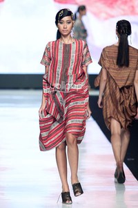 Jakarta, Indonesia - 24 Oktober 2013. Carmanita The Purity Of A Harmony. FASHION COUNCIL presents LPM GRADUATES. Jakarta Fashion Week 2014 at Senayan City. Jakarta. [Foto: Mohammad Abduh/Wolipop]
