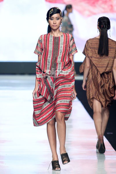 Jakarta, Indonesia - 24 Oktober 2013. Carmanita The Purity Of A Harmony. FASHION COUNCIL presents LPM GRADUATES. Jakarta Fashion Week 2014 at Senayan City. Jakarta. [Foto: Mohammad Abduh/Wolipop]