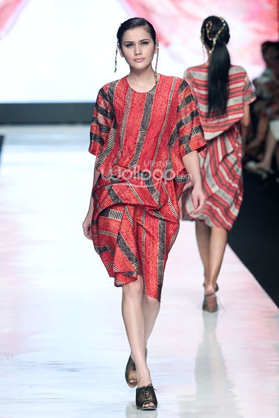 Jakarta, Indonesia - 24 Oktober 2013. Carmanita The Purity Of A Harmony. FASHION COUNCIL presents LPM GRADUATES. Jakarta Fashion Week 2014 at Senayan City. Jakarta. [Foto: Mohammad Abduh/Wolipop]