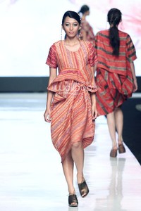 Jakarta, Indonesia - 24 Oktober 2013. Carmanita The Purity Of A Harmony. FASHION COUNCIL presents LPM GRADUATES. Jakarta Fashion Week 2014 at Senayan City. Jakarta. [Foto: Mohammad Abduh/Wolipop]