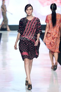 Jakarta, Indonesia - 24 Oktober 2013. Carmanita The Purity Of A Harmony. FASHION COUNCIL presents LPM GRADUATES. Jakarta Fashion Week 2014 at Senayan City. Jakarta. [Foto: Mohammad Abduh/Wolipop]