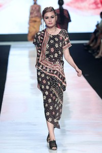 Jakarta, Indonesia - 24 Oktober 2013. Carmanita The Purity Of A Harmony. FASHION COUNCIL presents LPM GRADUATES. Jakarta Fashion Week 2014 at Senayan City. Jakarta. [Foto: Mohammad Abduh/Wolipop]