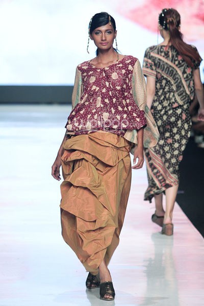 Jakarta, Indonesia - 24 Oktober 2013. Carmanita The Purity Of A Harmony. FASHION COUNCIL presents LPM GRADUATES. Jakarta Fashion Week 2014 at Senayan City. Jakarta. [Foto: Mohammad Abduh/Wolipop]