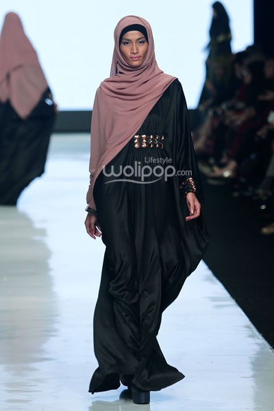 Jakarta, Indonesia - 24 Oktober. Fitri Aulia Glorius Moors. Voyage Jakarta Fashion Week 2014, at Senayan City. 24 Oktober 2013. Jakarta. [Foto: Mohammad Abduh/Wolipop]