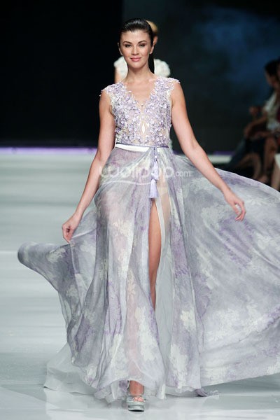 Jakarta, Indonesia - 24 Oktober. Hian Tjen La Romantic De La Femme. FASHION COUNCIL presents LPM GRADUATES. Jakarta Fashion Week 2014 at Senayan City. 24 Oktober 2013. Jakarta. [Foto: Mohammad Abduh/Wolipop]