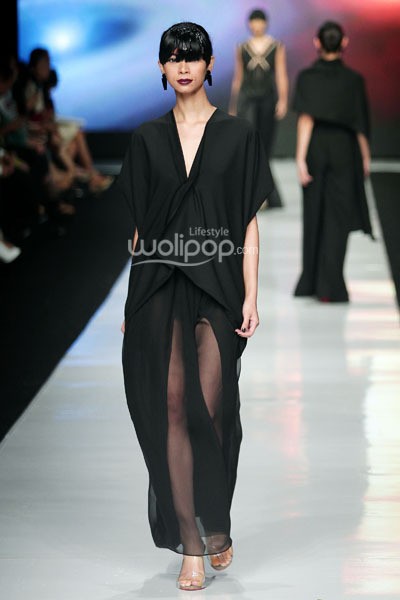 Jakarta, Indonesia - 24 Oktober 2013. Oscar Lawalata My Name is Andromeda. DEWI FASHION KNIGHTS Tale of The Goddess. Jakarta Fashion Week 2014 at Senayan City. Jakarta. [Foto: Mohammad Abduh/Wolipop]