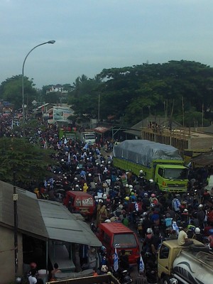 Ribuan Buruh Demo Tutup Jalan Tol Ciujung Serang, Lalin Macet Total