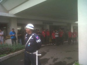 Rekonstruksi Holy, Petugas Atur Warga Kalibata City Lewat Pengeras Suara