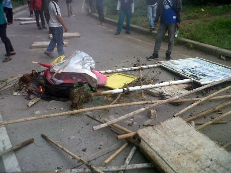 Ribuan Buruh Rusak 6 Billboard, Sempat Kuasai Pintu Tol Serang Timur 