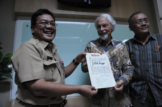 Warga Belanda Serahkan Dokumen dan Film Kuno ke Perpustakaan Riau