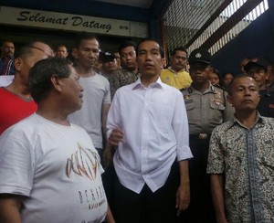 Jokowi Datangi Pasar Benhil, Pedagang: Kapan Nyapres Pak?