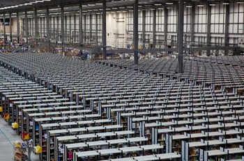 Salah satu sudut gudang raksasa Amazon di Inggris. (kredit foto: Henry Nicholls)