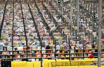 Begitu banyaknya barang yang ada di gudang raksasa Amazon bisa disaksikan di sini. (kredit foto: Geoff Robinson)