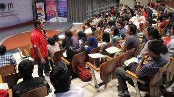     Babab juga mengajak para mahasiswa UI untuk bergabung dengan TEMANDev, wadah bagi para developer lokal untuk mendorong promosi dan pengembangan aplikasi mobile.