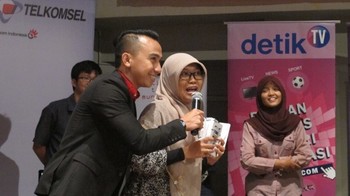     Eits, tunggu dulu. Tak semudah itu dapat doorprize. Kandidatnya harus rela diospek dulu. Kalau memang lulus tes, baru deh dipilih sebagai pemenangnya. Nah, ini dia yang beruntung dapat Samsung Galaxy Young. Selamat, yaa..!!