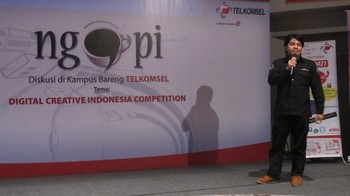     Chief Editor alias Pimred Detikcom, Arifin Asydhad, juga ikut naik ke atas panggung. Asy, panggilan akrabnya, berbagi ilmu tentang penulisan dan resep meracik berita agar menarik untuk dibaca.