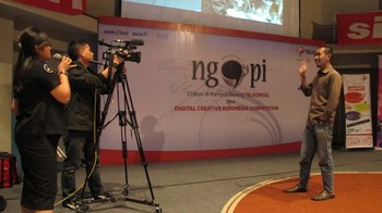     Nah, ini salah satu demo tentang pengambilan sudut pandang dalam pembuatan video. Kelucuan terjadi saat salah satu peserta ditarik naik ke atas panggung untuk menjadi talent dadakan. Seru!