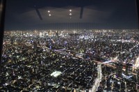 Asyiknya, Anda datang ke Tokyo Skytree saat malam hari. Ketika itulah, Anda bakal terpana oleh pemandangan Kota Tokyo dari atas ketinggian yang terlihat penuh cahaya (Ikhsan/detikTravel)