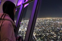 Traveler di atas 18 tahun dikenakan 2.000 Yen atau sekitar Rp 232 ribu untuk menuju puncak Tokyo Skytree Tembo Deck. Sedangkan, pengunjung usia 12-17 tahun dikenakan 1.500 Yen atau sekitar Rp 174 ribu (Ikhsan/detikTravel)