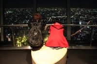 Beberapa traveler yang datang dengan pasangannya menghabiskan waktu dengan duduk-duduk di bangku kecil yang disediakan. Dari sana, suasana memandangi Kota Tokyo jadi terasa makin romantis (Ikhsan/detikTravel)