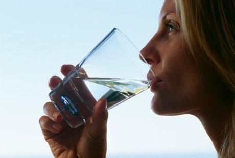 Minum Air Putih Bantu Pangkas Lemak dan Turunkan Berat Badan, Ini Caranya